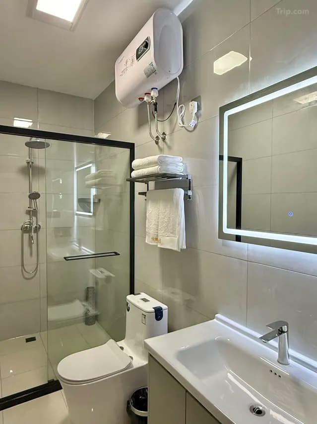 Санузел в номере Heihe Yuelai Hotel для проживания при лечении